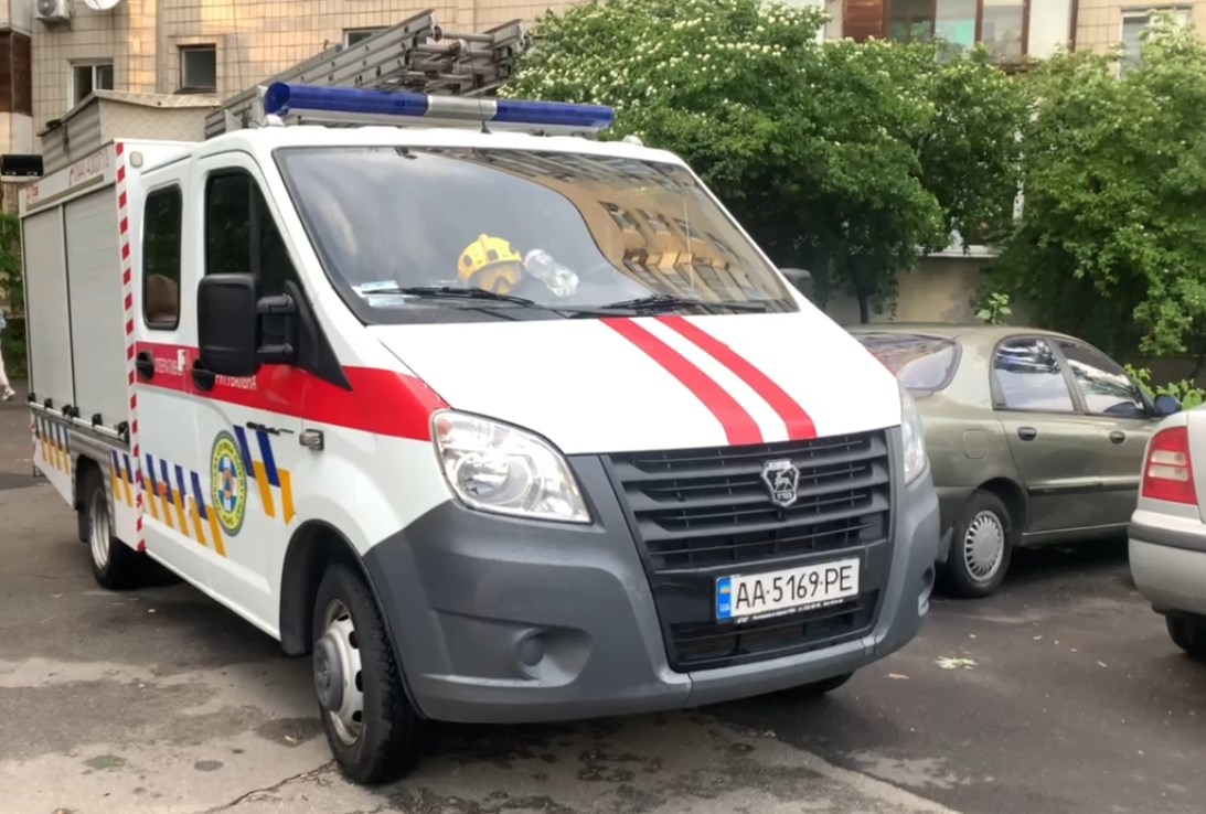 В многоэтажке Киева с шестого этажа обвалилась дедушкина "теплица" (видео)